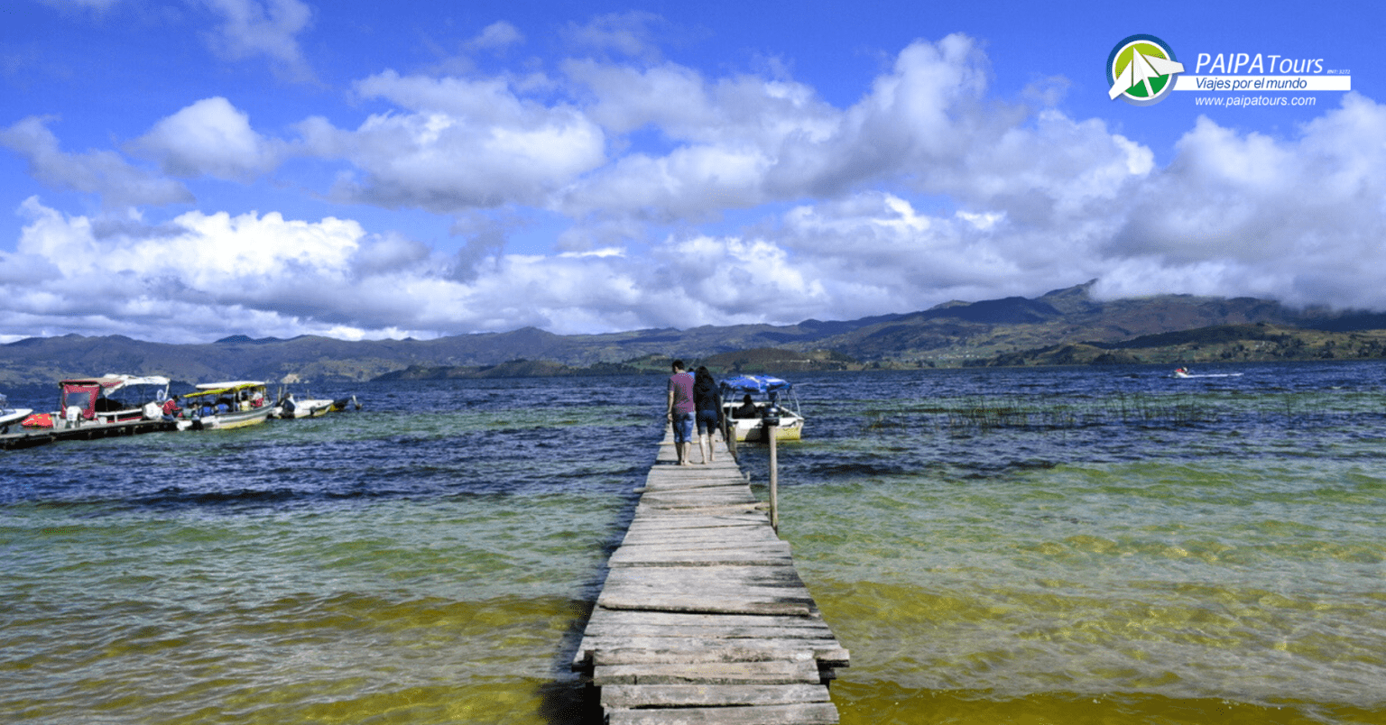 Pareja caminando por un muelle en el Lago de Tota, Boyacá, Colombia.