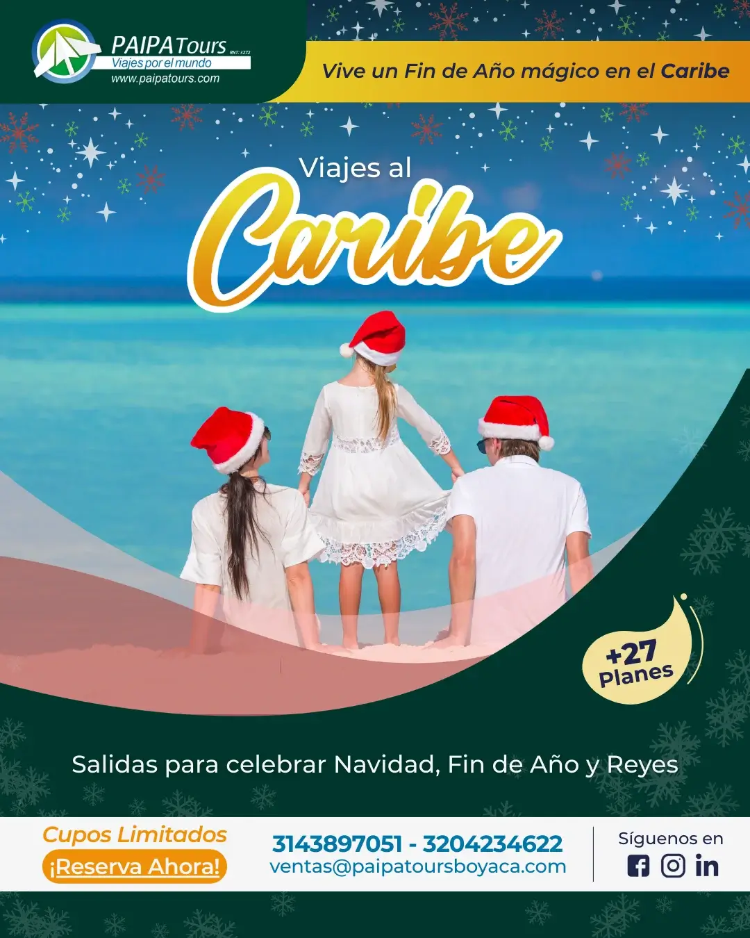 Familia disfrutando del mar Caribe con gorros navideños durante un viaje de Fin de Año con Paipa Tours.